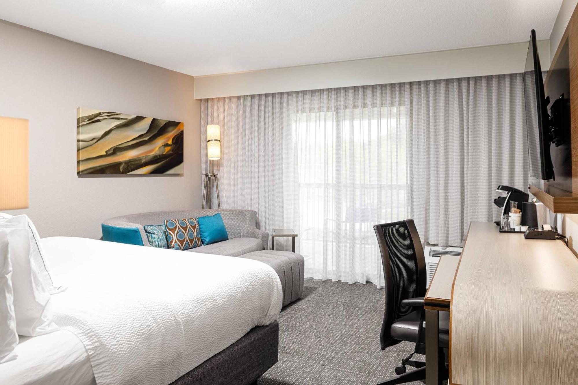 Hotel Courtyard West 3*