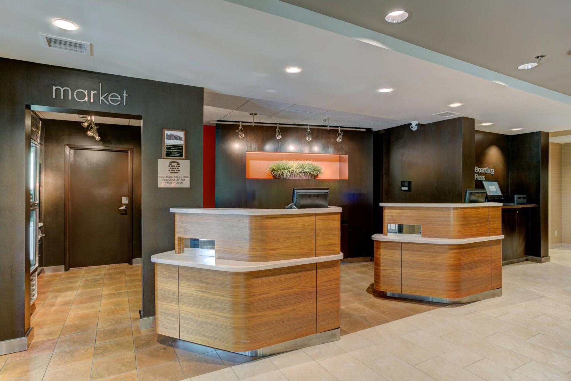 Courtyard West Hotel 3*