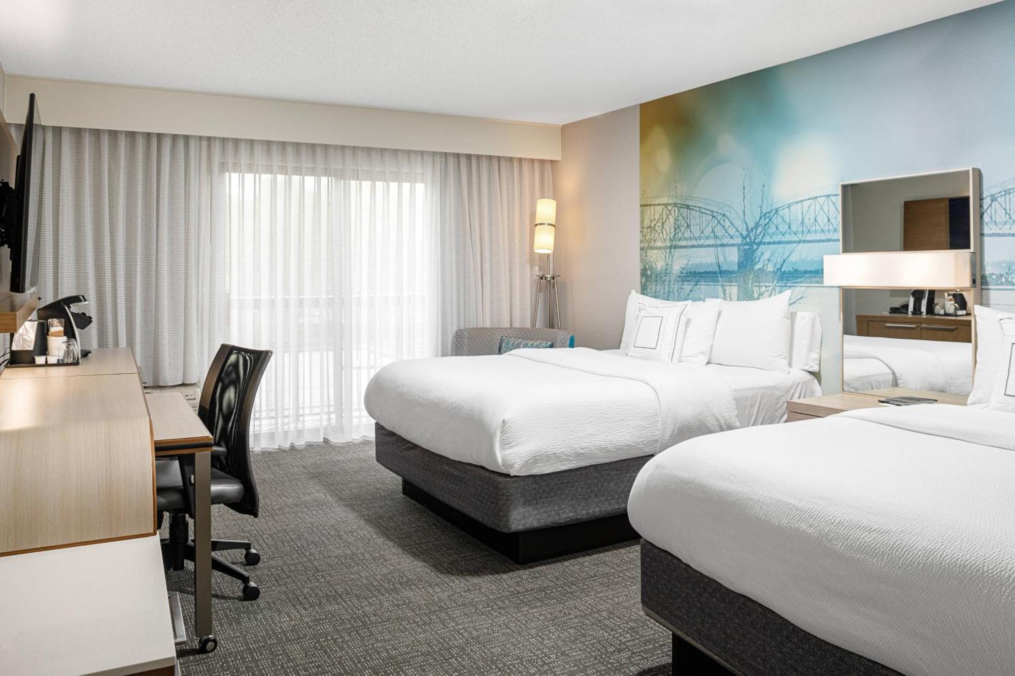 Courtyard West Hotel 3*