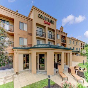 Courtyard West Hotel
