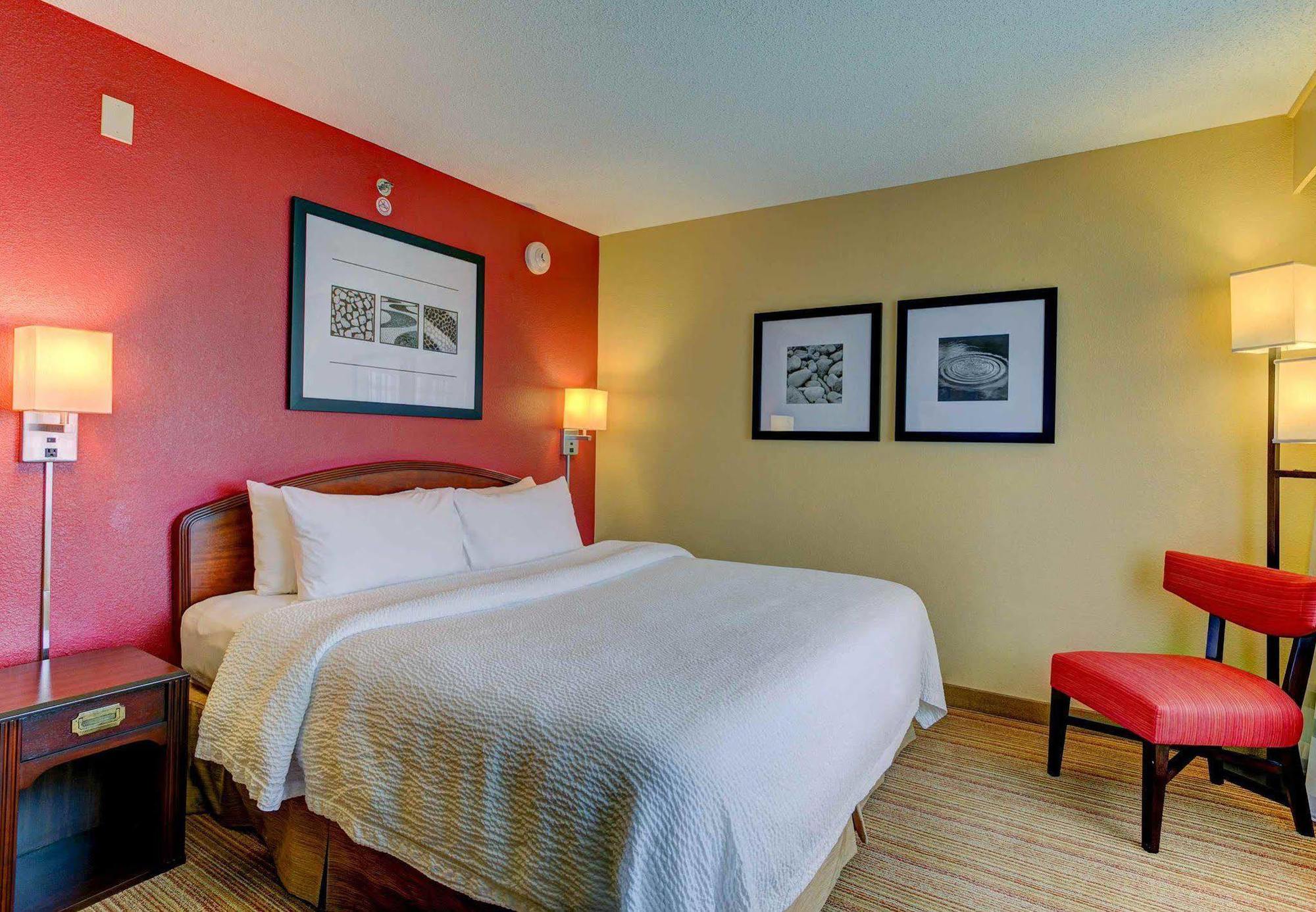 Courtyard West Hotel 3*